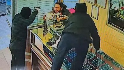 Sultangazi'de kuyumcuyu soymaya çalışan çifti esnaf engelledi... O anlar kamerada