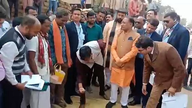 छत्तीसगढ़ के मुख्यमंत्री साय ने धान खरीदी केंद्र का किया निरीक्षण, कहा-छुट्टी के दिनों में भी होगी खरीदी