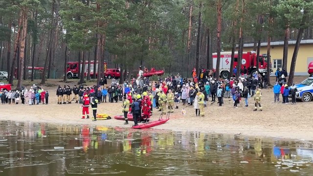 Akcja służb Bezpieczne ferie 2024 nad jeziorem Czarnym we Włocławku