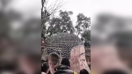 부처님 머리 위에 소변...中 러산 대불 훼손한 남성 체포 / YTN