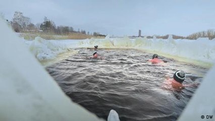 Letonia: baños en agua helada, deporte nacional