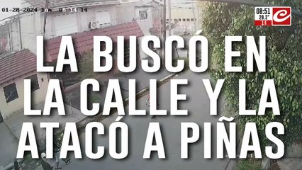 Tremendo: esperó a su expareja en la calle y la atacó a piñas