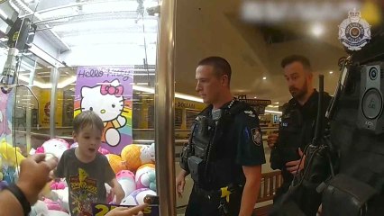 Video herunterladen: La Policía de Australia rescata a un niño que estaba atrapado en una máquina de gancho con peluches.