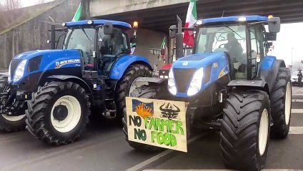 下载视频: La protesta dei trattori da Melegnano: gli agricoltori bloccano la Binasca