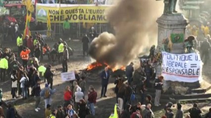A Bruxelles un migliaio di trattori, polizia in assetto antisommossa