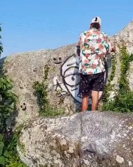 Moradores fazem argentinos limparem pichações em área ambiental de Florianópolis