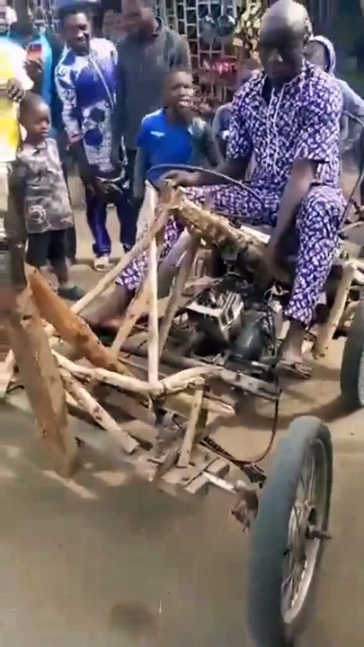 Une voiture en bois africaine... bon bricoleur