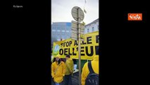 Bruxelles blindata per la protesta degli agricoltori, barricate e roghi vicino al Consiglio Ue