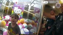 شاهد: الشرطة الأسترالية تنقذ طفلًا عالقًا في لعبة هالو كيتي بمركز تجاري