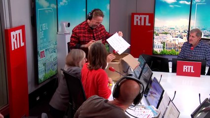 Amandine Bégot offre du fumier à Philippe Caverivière