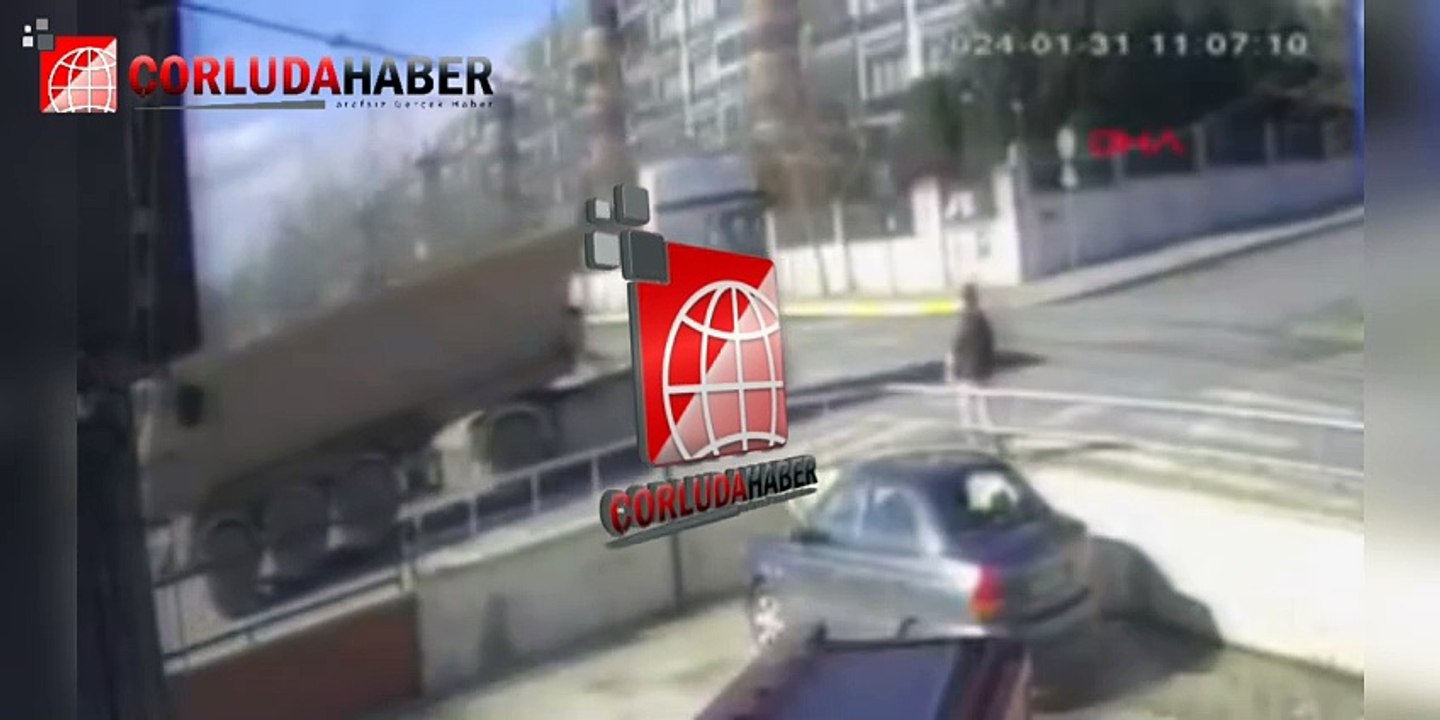 Kamyonun çarptığı kadın öldü; kaza kamerada