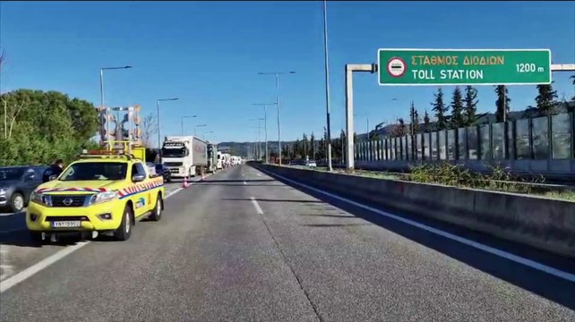 Οι αγρότες έκλεισαν την Εθνική οδό. Ουρές χιολιομέτρων