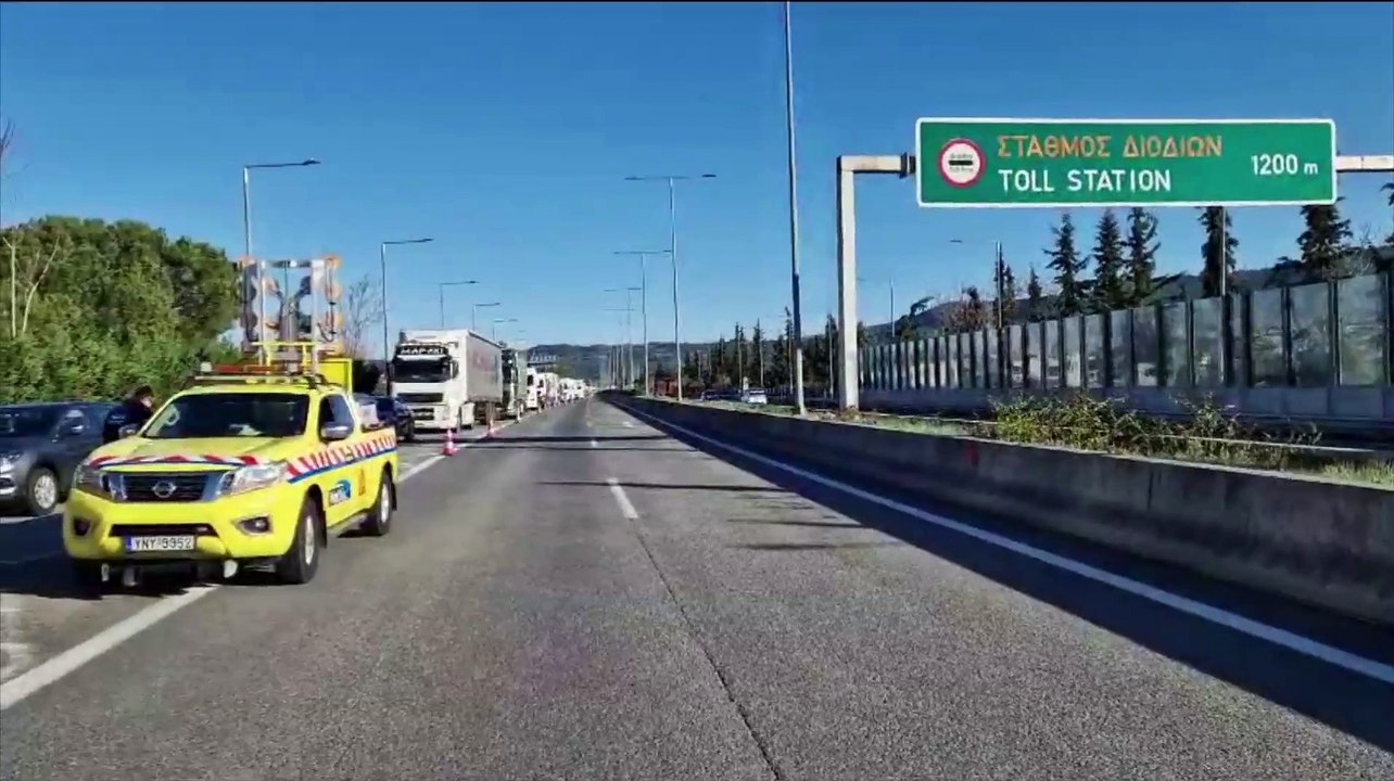 Οι αγρότες έκλεισαν την Εθνική οδό. Ουρές χιολιομέτρων