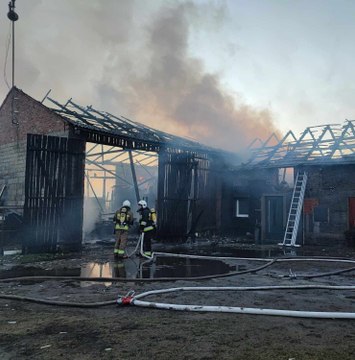 W kilka minut stracili dorobek życia. Pożar strawił dom i miejsce pracy. Pięcioosobowa rodzina potrzebuje pomocy!
