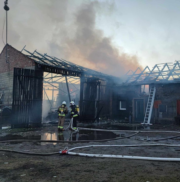 W kilka minut stracili dorobek życia. Pożar strawił dom i miejsce pracy. Pięcioosobowa rodzina potrzebuje pomocy!