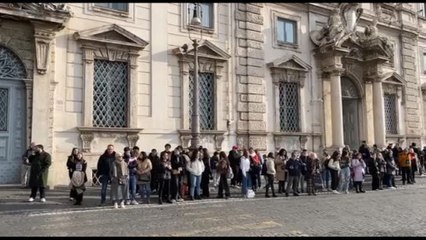 下载视频: Tifosi davanti al Quirinale in attesa di Sinner e degli azzurri