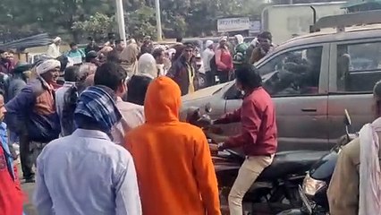 मजदूरों ने किया हंगामा, लगाया जाम