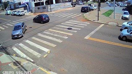 Vídeo mostra HB20 subindo via na contramão e batendo contra Citroën C3