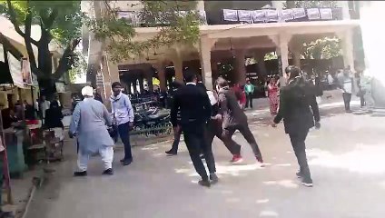 कोर्ट परिसर में वकील से मारपीट, वीडियो हुआ वायरल