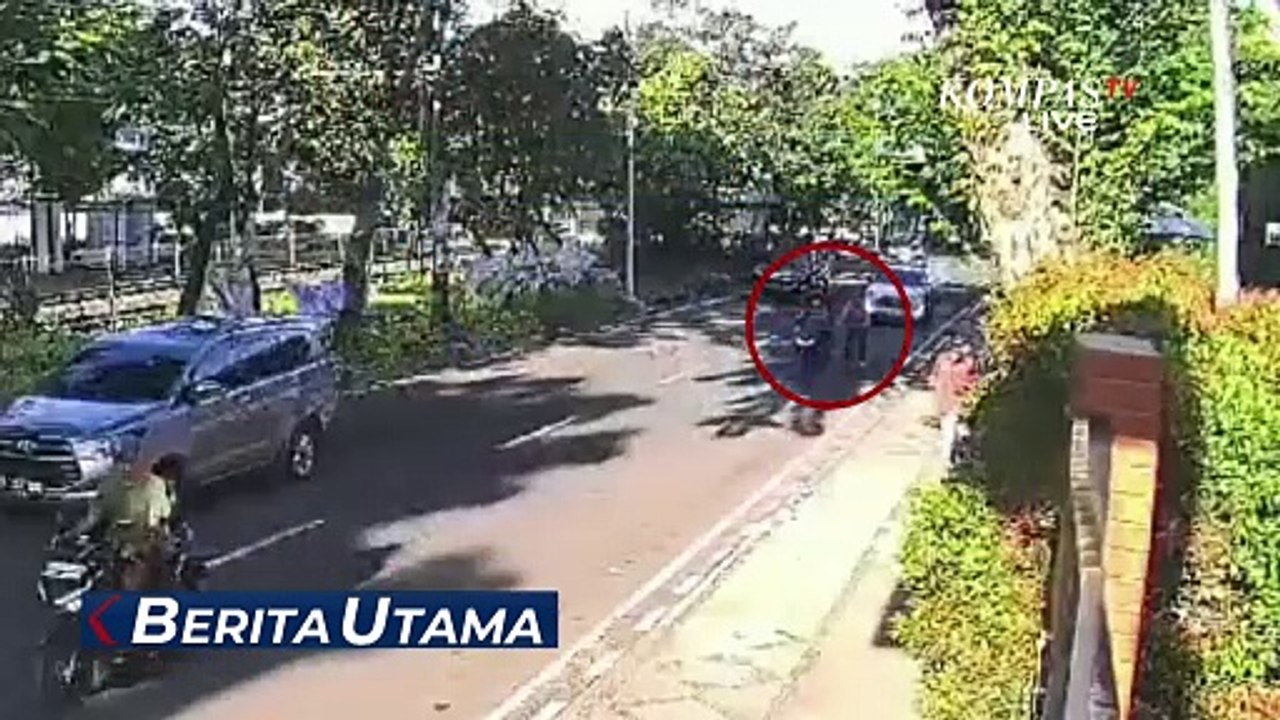 Istri TNI Jadi Korban Penjambretan di Kawasan Menteng, Aksi Pelaku Terekam CCTV!