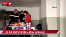 Rehine krizinde doğum günü kutlaması