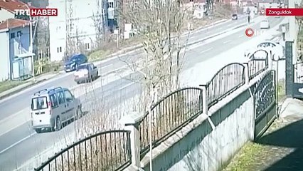 Hatalı dönüş yapan otomobille ana yoldaki araç çarpıştı