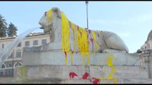 Animalisti imbrattano i leoni di Piazza del Popolo a Roma