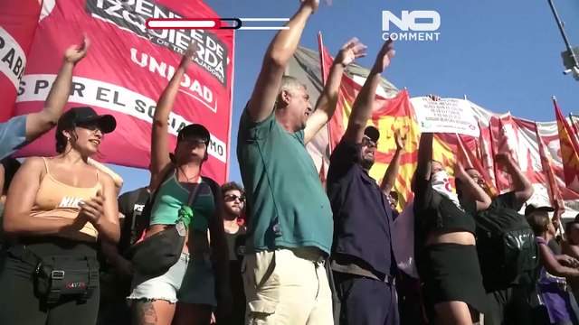 Violentos enfrentamientos entre policías y manifestantes frente al Congreso de Argentina