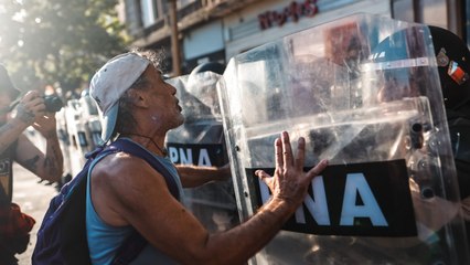 Policías reprimen a personas que se manifestaban contra la 'ley ómnibus'