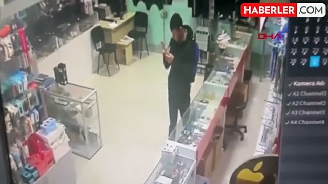 Alanya'da dükkandan cep telefonu çalan hırsız güvenlik kamerasına yakalandı