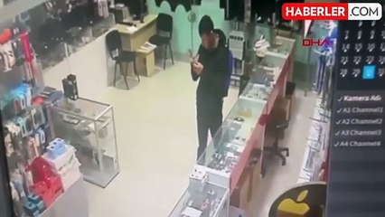 Alanya'da dükkandan cep telefonu çalan hırsız güvenlik kamerasına yakalandı