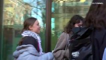 مرتدية الكوفية الفلسطينية.. الناشطة البيئية السويدية غريتا تونبرغ تمثل أمام محكمة في لندن