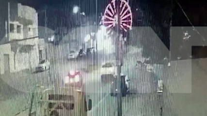 Câmera flagra forte batida entre carro e moto na Avenida Brasil