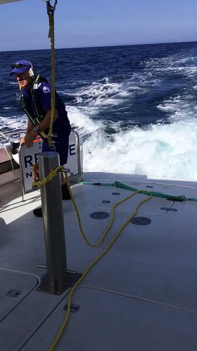 Crew from Marine Rescue NSW Batemans Bay come to aid of boat -video by MRNSW