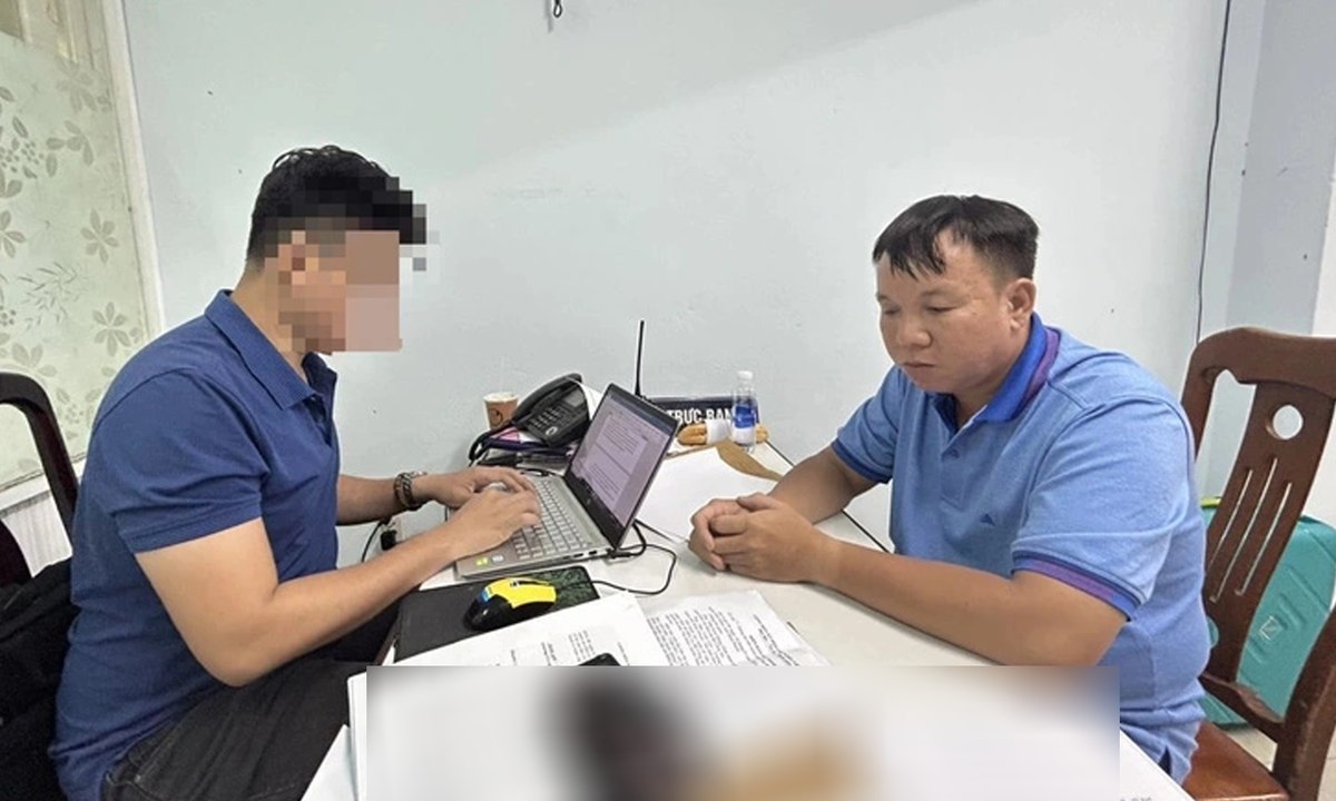 Bắt quả tang công an giả đang nhận tiền để lừa đảo "chạy án"