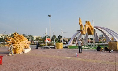 Linh vật rồng ở Tiền Giang bị rơi gãy đầu trên đường vận chuyển đến nơi trưng bày