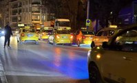 Silahlı saldırıya uğrayan taksici Oğuz Erge’nin cenazesi 250 araçlık konvoy ile adli tıpa getirildi