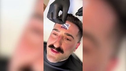 Bir kişi sevgilisiyle olan Instagram hesabının qr kodunu alnına dövme yaptırdı