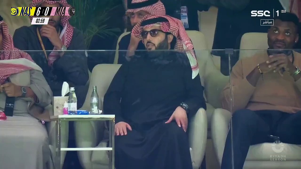 Un membre du gouvernement saoudien chambre Lionel Messi, Francis Ngannou se régale