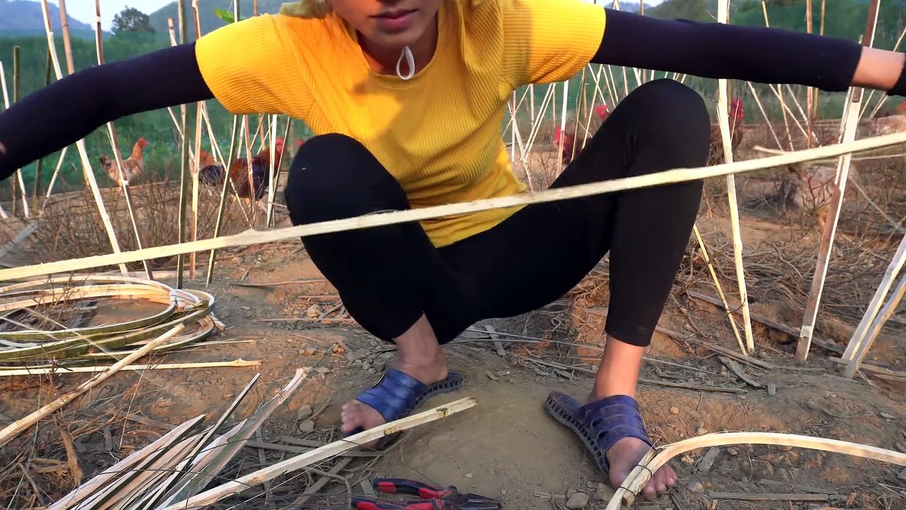 Build a nest system for chickens to lay eggs - Make a chicken coop with bamboo and straw