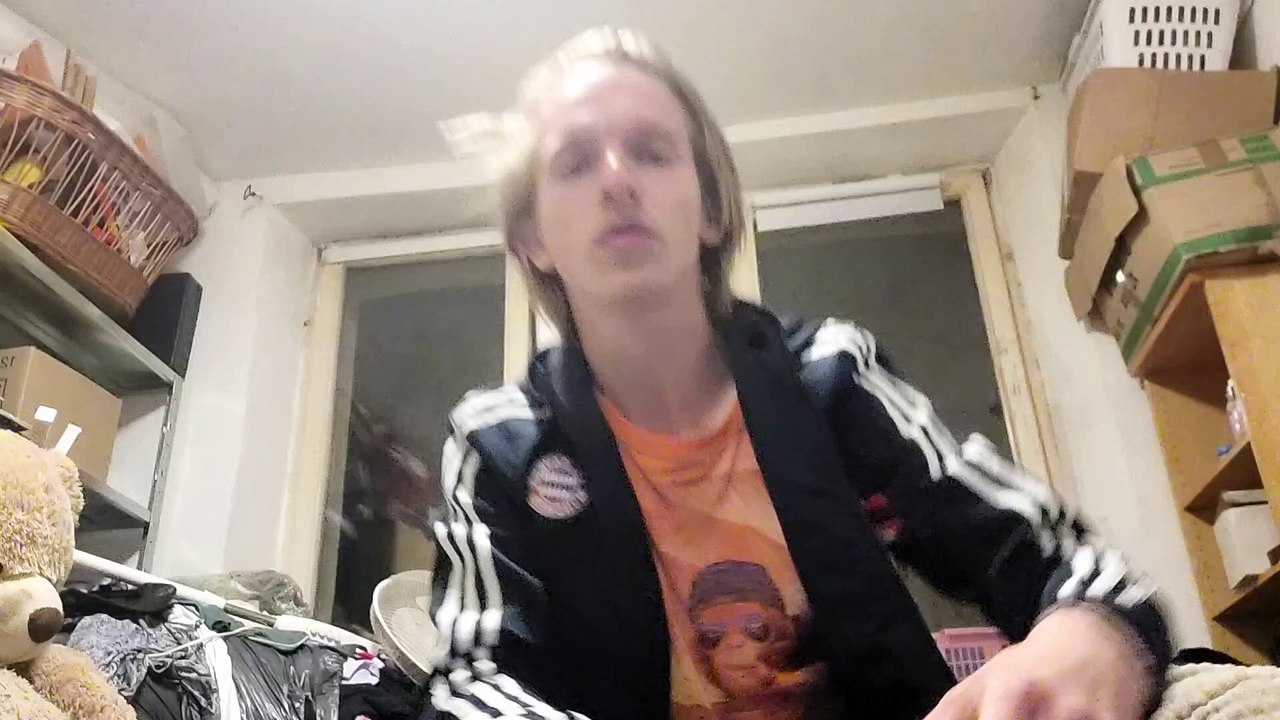 PS Pascal Wegen schlechten Kommentaren PS Pascal hält ein kleine rede