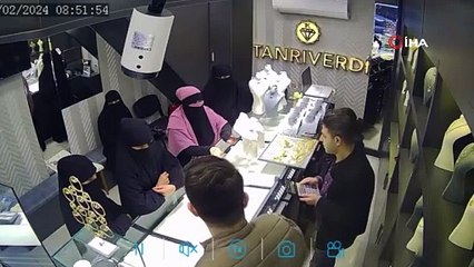 Kuyumcuda ''mide bulandıran'' hırsızlık girişimi kamerada