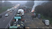 Gli agricoltori francesi tolgono le barricate dopo annunci governo
