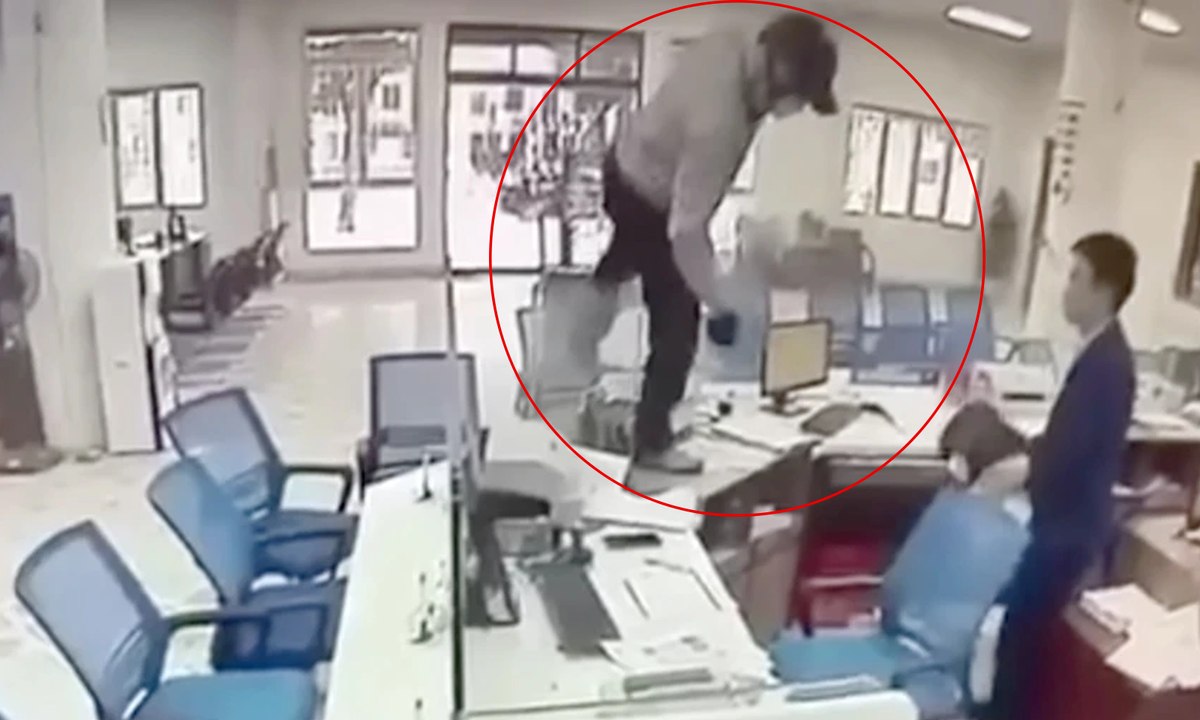 Người đàn ông bịt mặt xông vào cướp ngân hàng ở Nghệ An