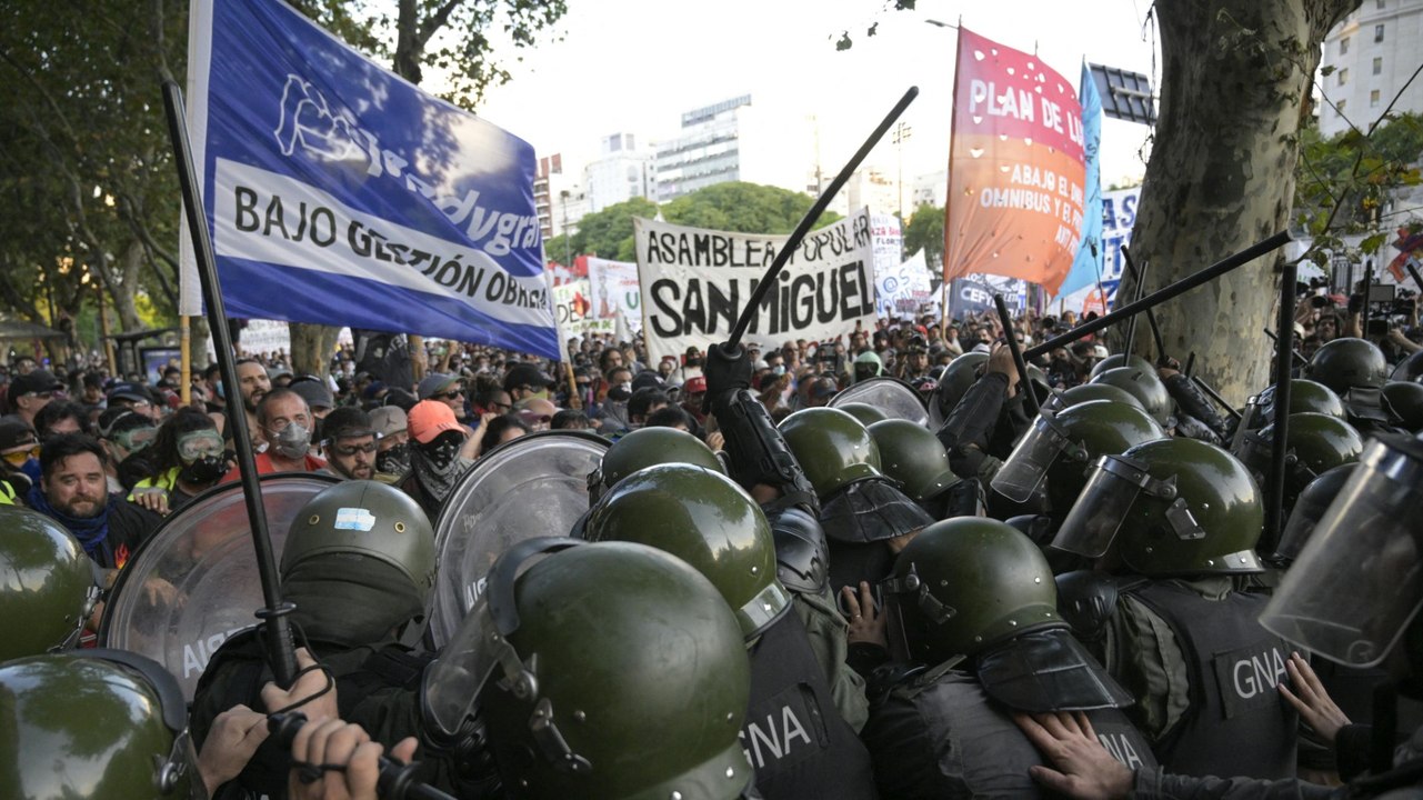 Massive Proteste in Argentinien gegen Sparpläne des neuen Präsidenten