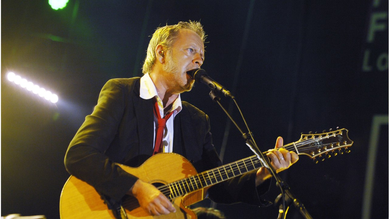 VOICI :  Renaud amoureux de sa compagne Cerise : le chanteur annonce son mariage et la date de la cérémonie !
