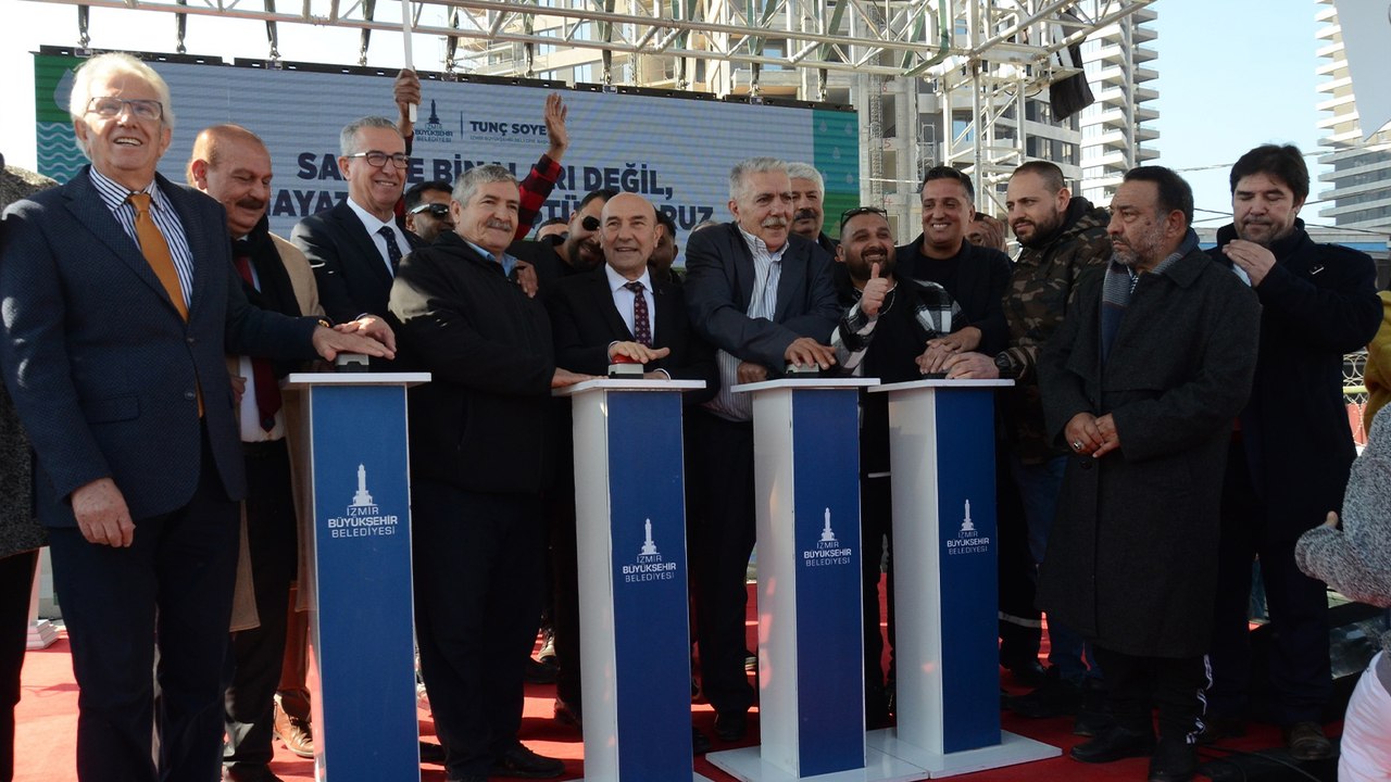 Tunç Soyer: “Kentsel dönüşümü roman kardeşlerimizle birlikte güle oynaya gerçekleştiriyoruz”