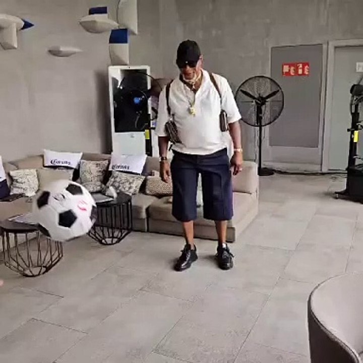 Koffi Olomide tape sur le ballon pour soutenir les léopards