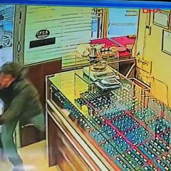 "Evlenmek için para bulamıyoruz" bahanesiyle kuyumcuyu soymaya çalışan çifti esnaf engelledi...