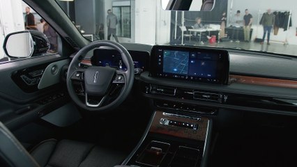 2025 Lincoln Aviator First Look: Fresher Lincoln Style